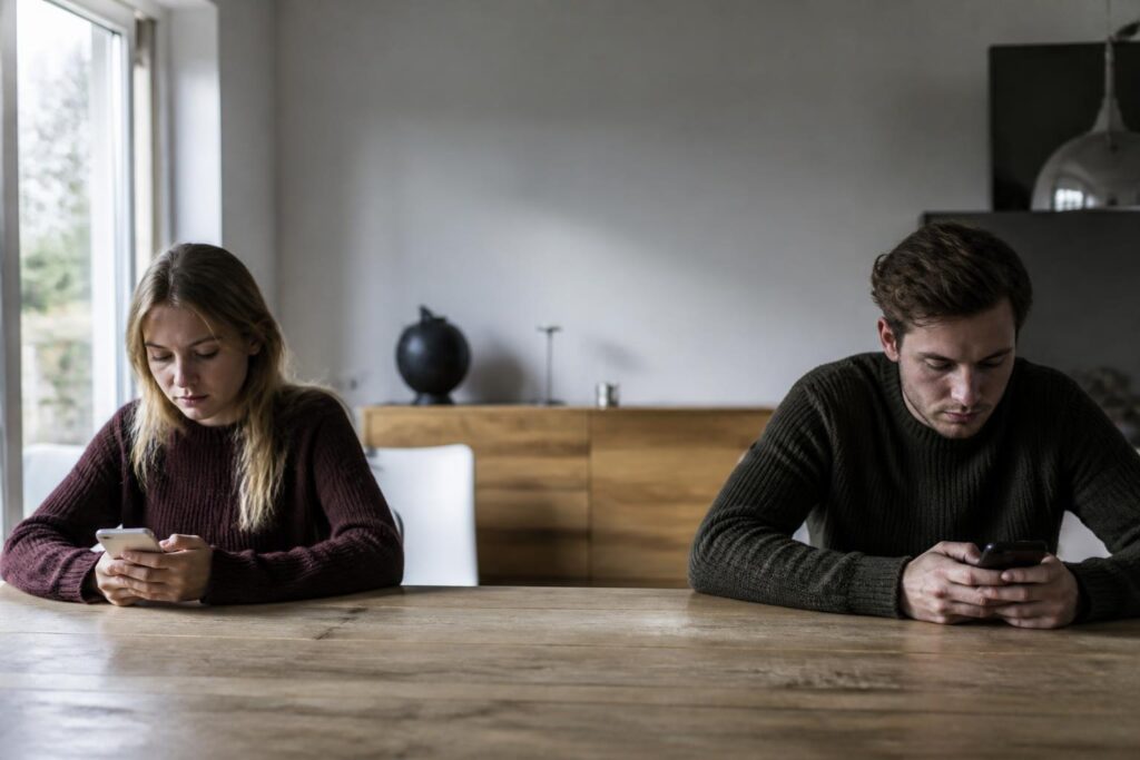 découvrez pourquoi votre relation est devenue froide par sms et comment y remédier. êtes-vous confronté à la même situation ? conseils et solutions pour raviver la communication.